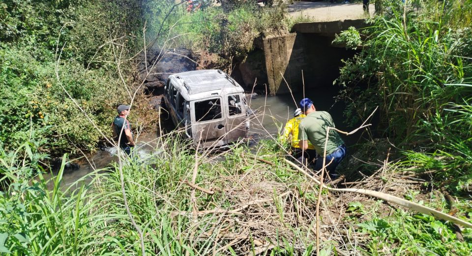 Veículo cai de ponte, pega fogo e deixa uma pessoa morta em Jupiá