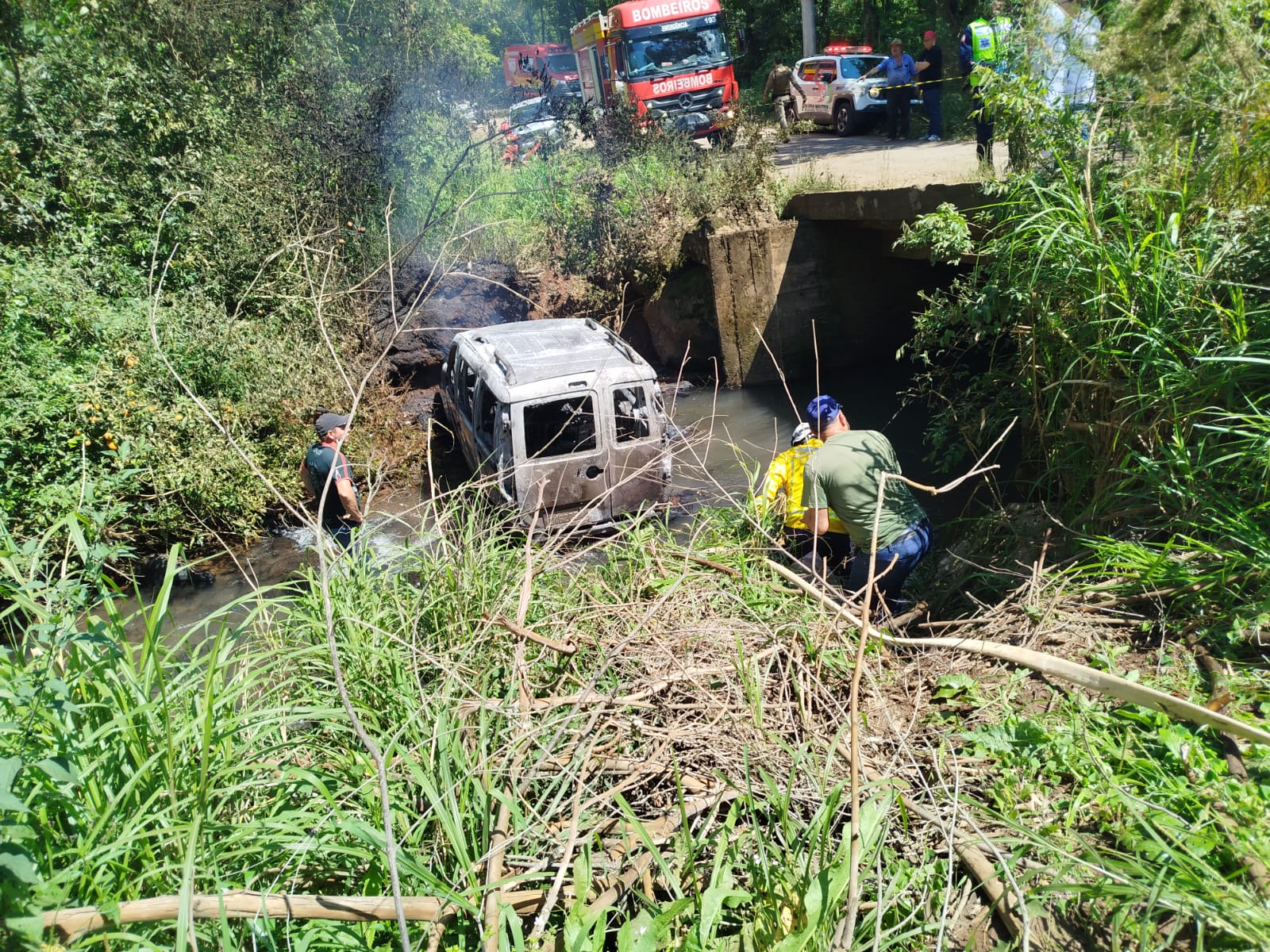 Veículo cai de ponte, pega fogo e deixa uma pessoa morta em Jupiá