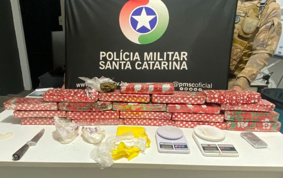 Drogas e outros materiais apreendidos pela PM durante ocorrência em Chapecó - Foto Polícia Militar