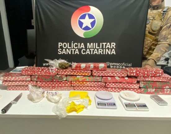 Drogas e outros materiais apreendidos pela PM durante ocorrência em Chapecó - Foto Polícia Militar