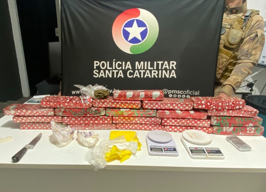 Drogas e outros materiais apreendidos pela PM durante ocorrência em Chapecó - Foto Polícia Militar