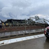 Vendaval arranca estrutura e deixa galpão de ordenha completamente destruído