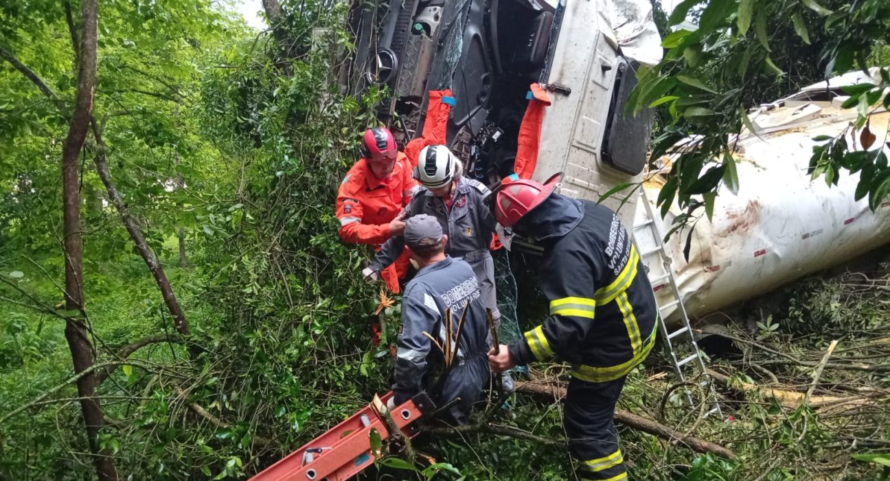 Capotamento de caminhão é registrado na manha desta terça-feira - Foto Corpo de Bombeiros