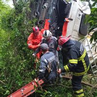 Capotamento de caminhão é registrado na manha desta terça-feira - Foto Corpo de Bombeiros