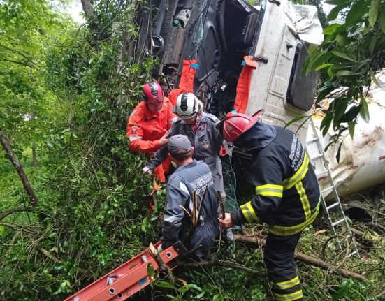 Capotamento de caminhão é registrado na manha desta terça-feira - Foto Corpo de Bombeiros
