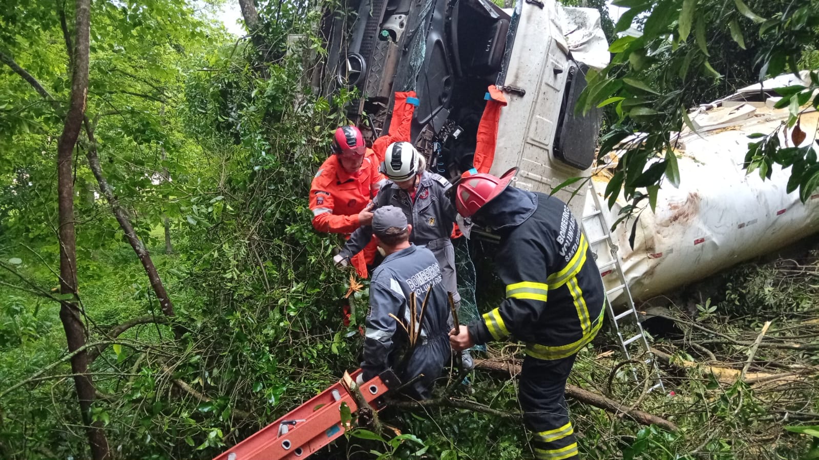 Capotamento de caminhão é registrado na manha desta terça-feira - Foto Corpo de Bombeiros
