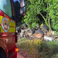 Caminhão capota na BR-282 e motorista fica preso às ferragens