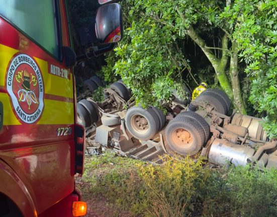 Caminhão capota na BR-282 e motorista fica preso às ferragens