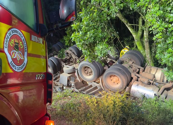 Caminhão capota na BR-282 e motorista fica preso às ferragens