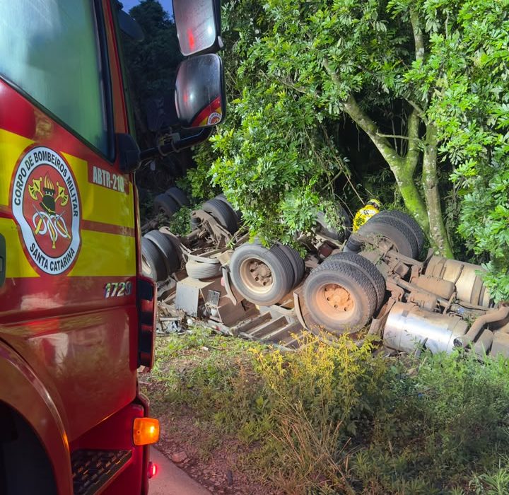 Caminhão capota na BR-282 e motorista fica preso às ferragens
