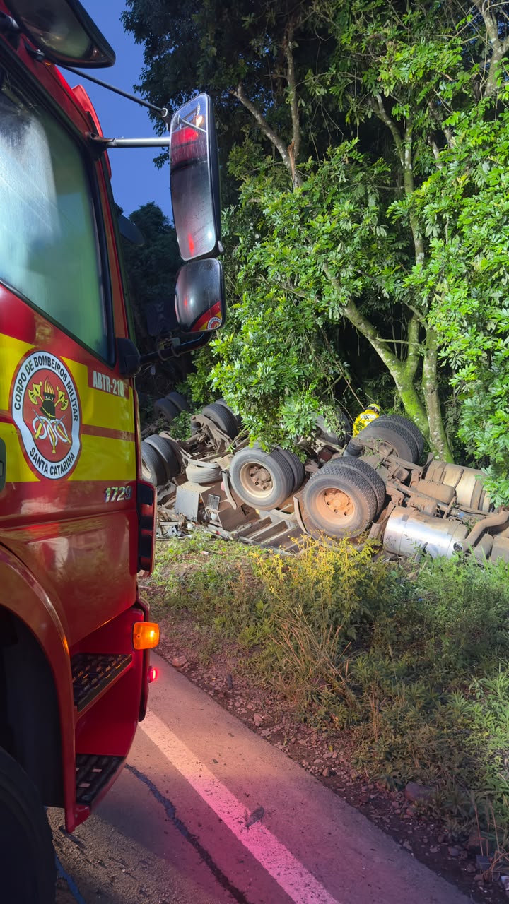 Caminhão capota na BR-282 e motorista fica preso às ferragens