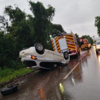 Veículo capota na SC-480, em São Domingos