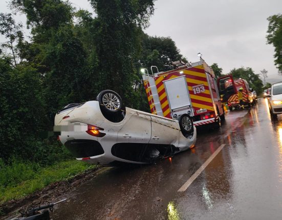 Veículo capota na SC-480, em São Domingos