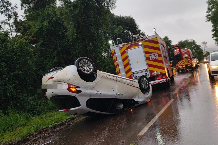 Veículo capota na SC-480, em São Domingos