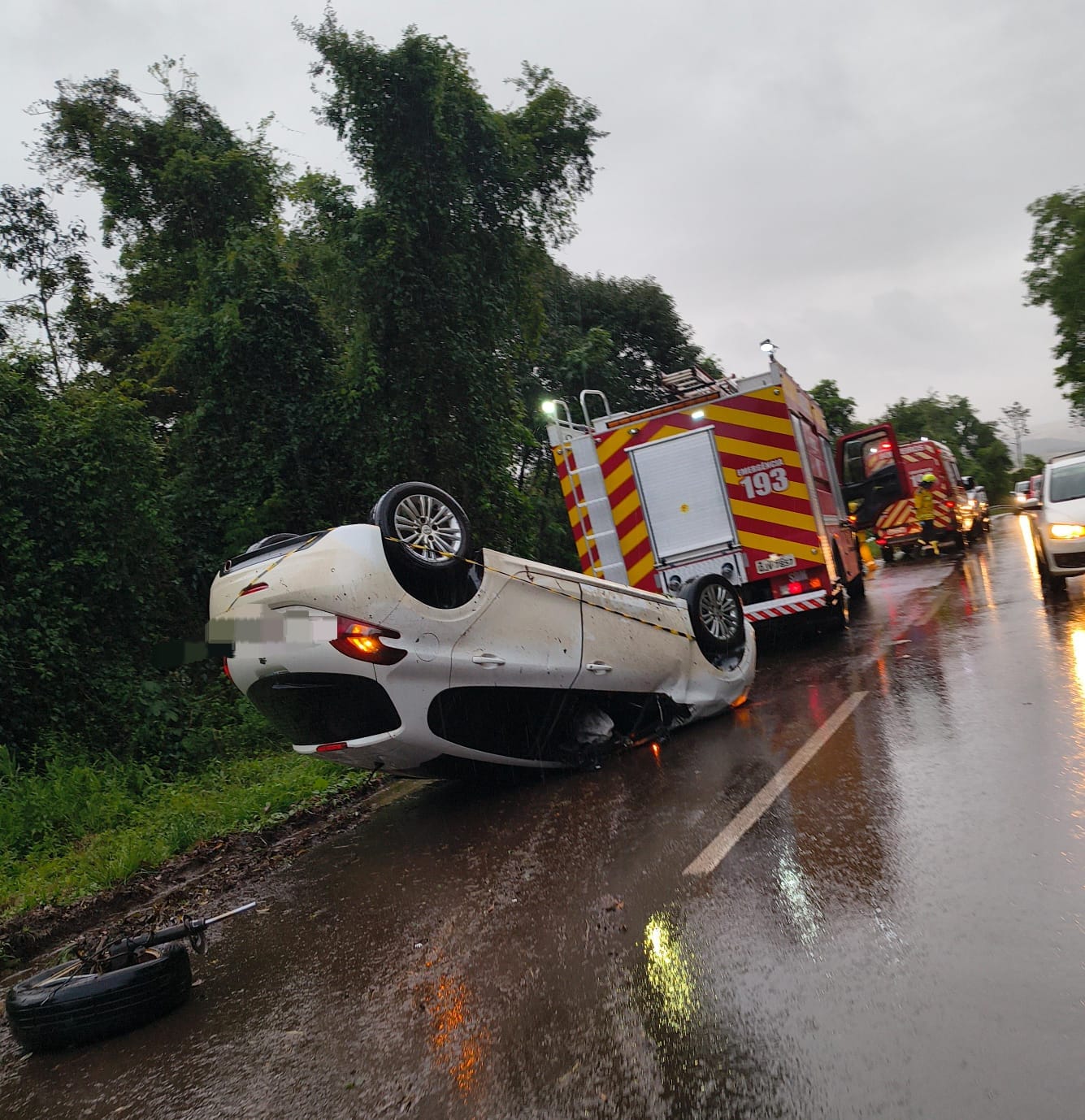 Veículo capota na SC-480, em São Domingos