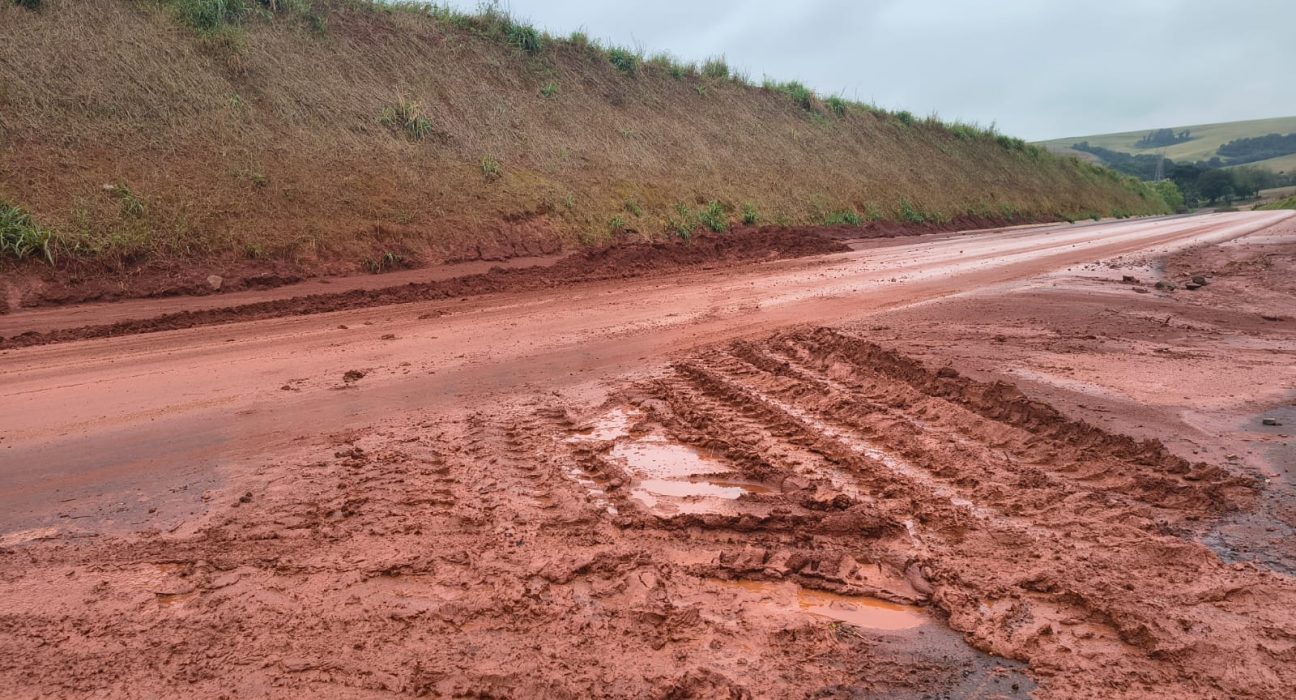 Barro na SC-156 preocupa e gera apelo por solução em São Domingos