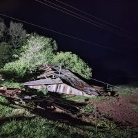 Cobertura de galpão é danificada pelos fortes ventos - Fotos Divulgação Defesa Civil