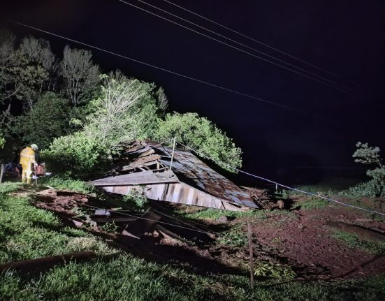 Cobertura de galpão é danificada pelos fortes ventos - Fotos Divulgação Defesa Civil