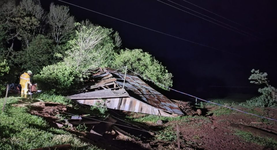 Cobertura de galpão é danificada pelos fortes ventos - Fotos Divulgação Defesa Civil