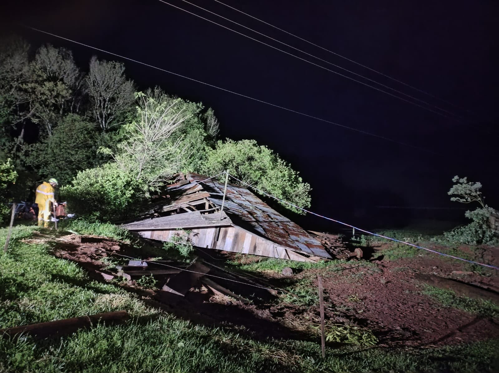 Cobertura de galpão é danificada pelos fortes ventos - Fotos Divulgação Defesa Civil