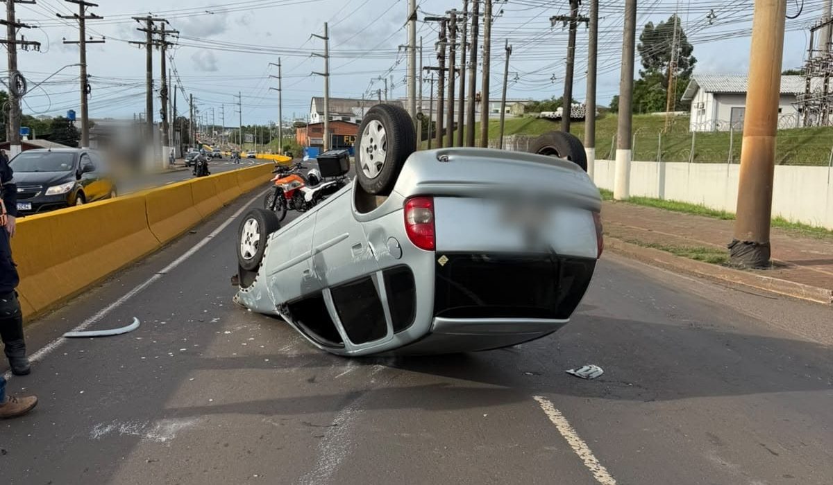 Veículo ficou capotado sobre a pista após o acidente, em Chapecó - Fotos Divulgação CBMSC