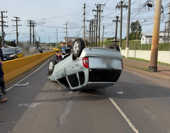 Veículo ficou capotado sobre a pista após o acidente, em Chapecó - Fotos Divulgação CBMSC
