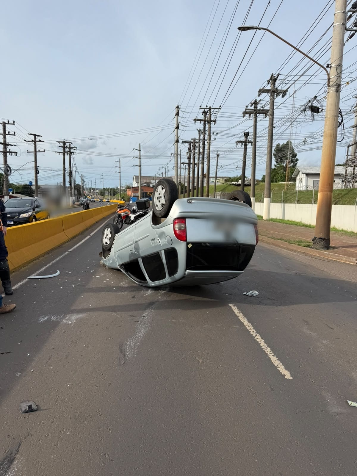 Veículo ficou capotado sobre a pista após o acidente, em Chapecó - Fotos Divulgação CBMSC