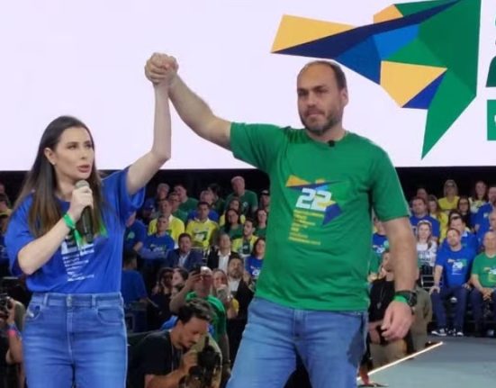 Carol De Toni e Carlos Bolsonaro, candidatos do PL ao Senado por Santa Catarina — Foto: Jean Laurindo/NSC
