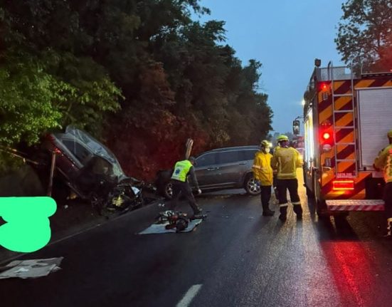Carros bateram de frente e vítimas ficaram presas nas ferragens - Fotos Corpo de Bombeiros