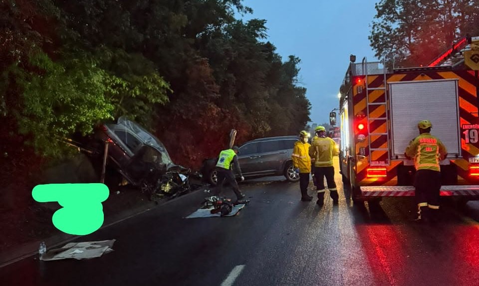 Carros bateram de frente e vítimas ficaram presas nas ferragens - Fotos Corpo de Bombeiros