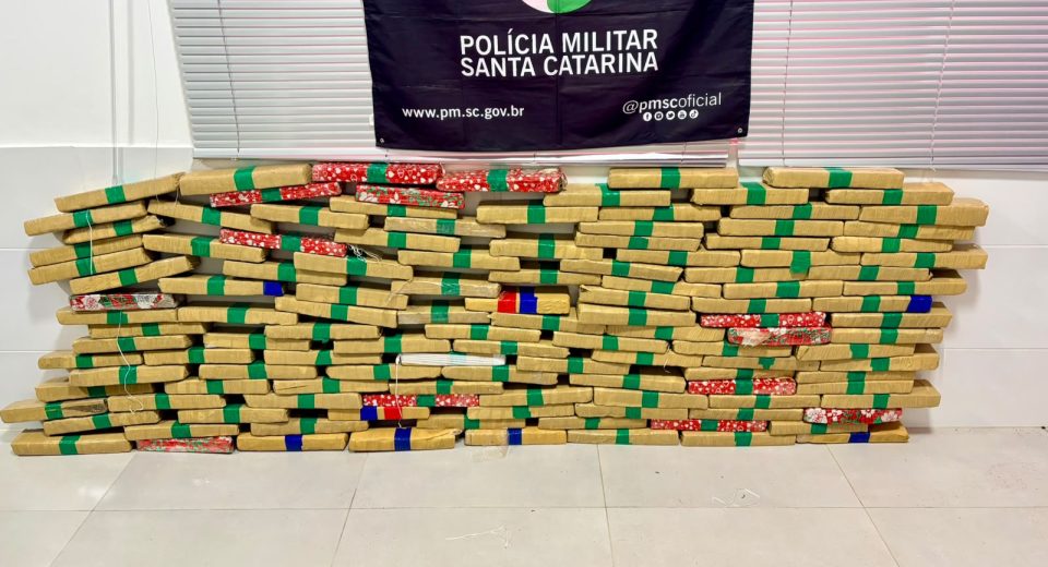 Drogas estavam no porta-malas do carro - Foto PMRv