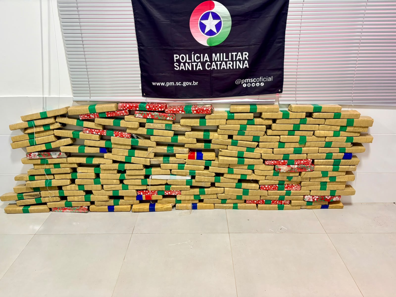 Drogas estavam no porta-malas do carro - Foto PMRv