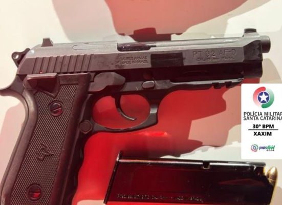 Pistola 9 mm e munições foram apreendidas durante ocorrência em Xaxim - Foto PMSC