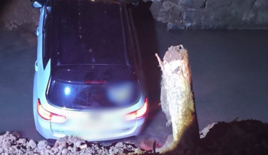 Motorista foi socorrido após veículo cair em trecho de ponte em obras - Foto Divulgação Amauri Pereira