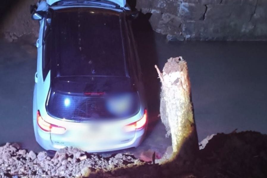 Motorista foi socorrido após veículo cair em trecho de ponte em obras - Foto Divulgação Amauri Pereira