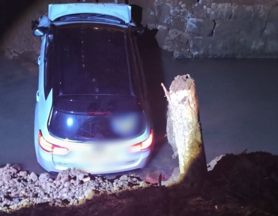 Motorista foi socorrido após veículo cair em trecho de ponte em obras - Foto Divulgação Amauri Pereira