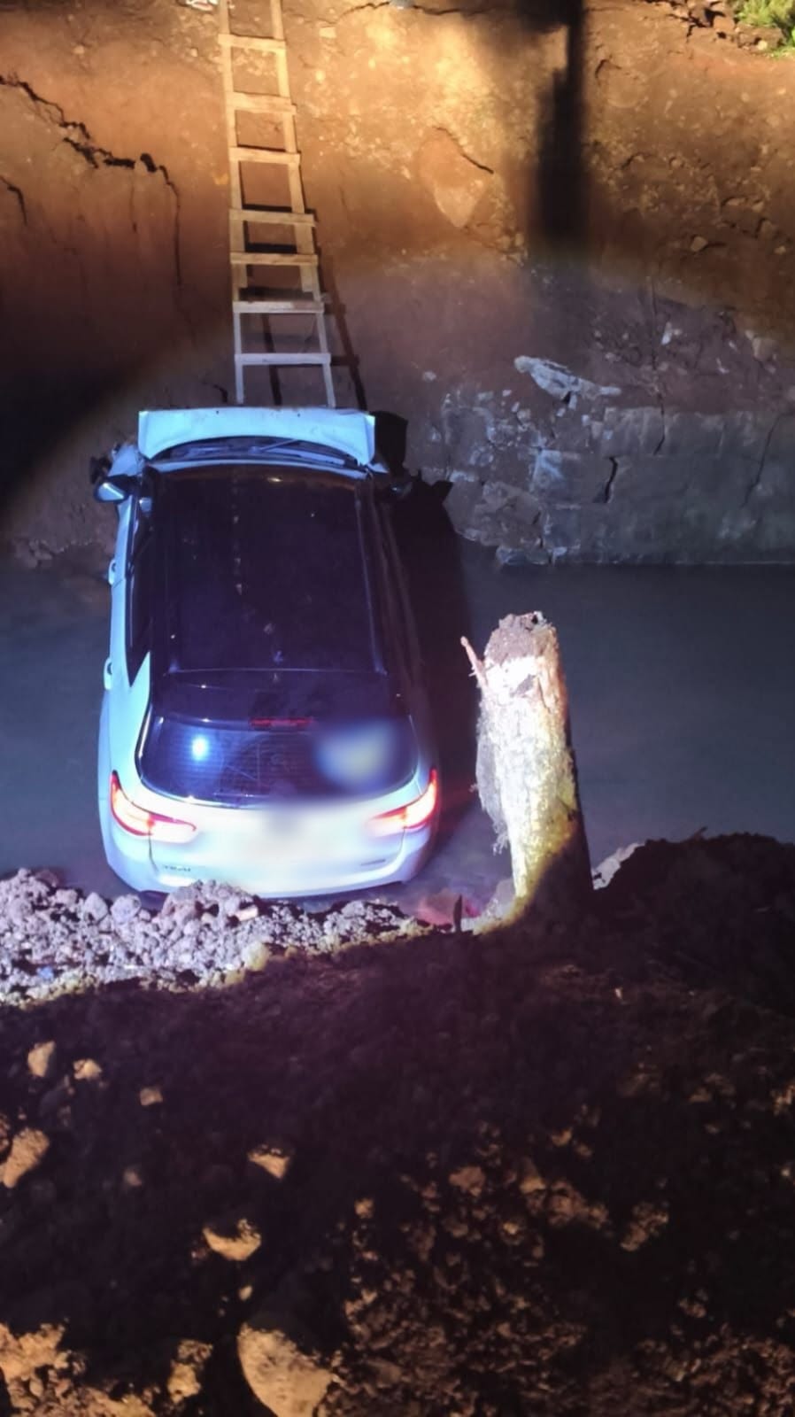 Motorista foi socorrido após veículo cair em trecho de ponte em obras - Foto Divulgação Amauri Pereira