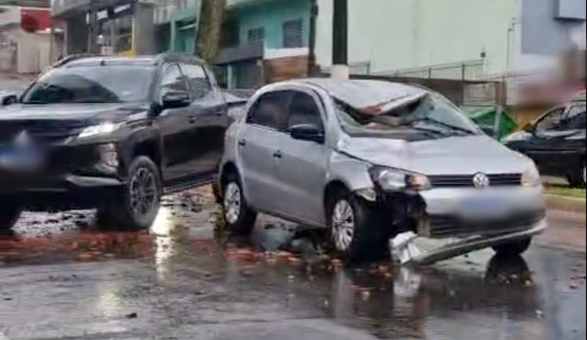 Tijolos caem em cima de carro no Centro de Chapecó - Fotos Redes Sociais e De Chapecó