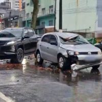 Tijolos caem em cima de carro no Centro de Chapecó - Fotos Redes Sociais e De Chapecó
