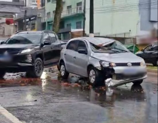 Tijolos caem em cima de carro no Centro de Chapecó - Fotos Redes Sociais e De Chapecó