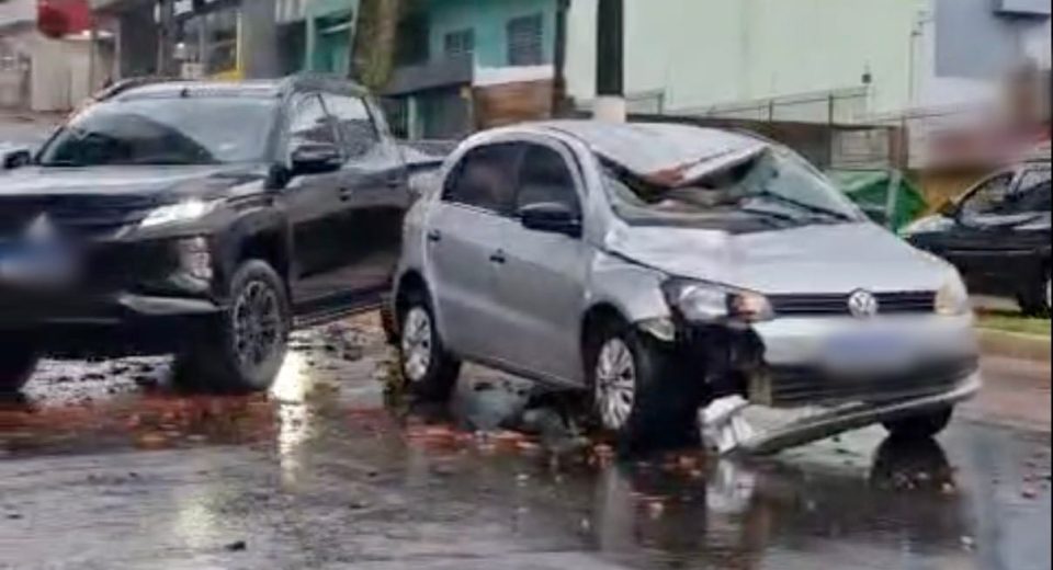 Tijolos caem em cima de carro no Centro de Chapecó - Fotos Redes Sociais e De Chapecó