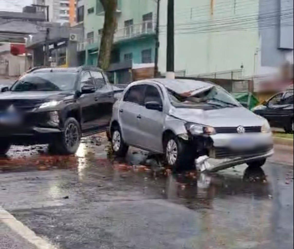 Tijolos caem em cima de carro no Centro de Chapecó - Fotos Redes Sociais e De Chapecó