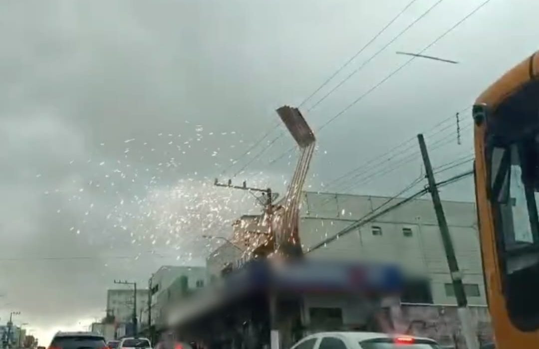 Folha de zinco causou curto-circuito na rede elétrica - Foto Reprodução Redes Sociais