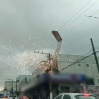 Folha de zinco causou curto-circuito na rede elétrica - Foto Reprodução Redes Sociais