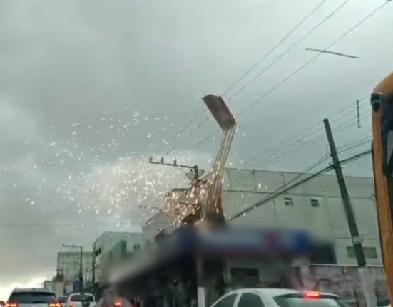 Folha de zinco causou curto-circuito na rede elétrica - Foto Reprodução Redes Sociais