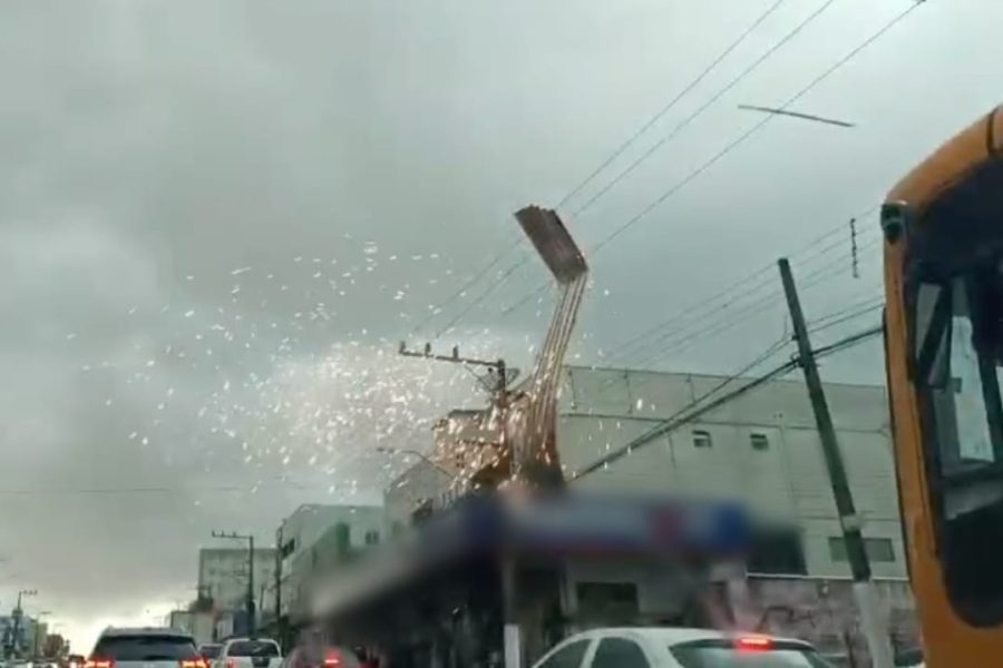 Folha de zinco causou curto-circuito na rede elétrica - Foto Reprodução Redes Sociais