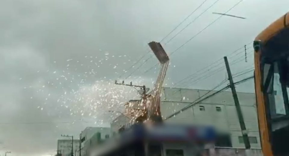 Folha de zinco causou curto-circuito na rede elétrica - Foto Reprodução Redes Sociais