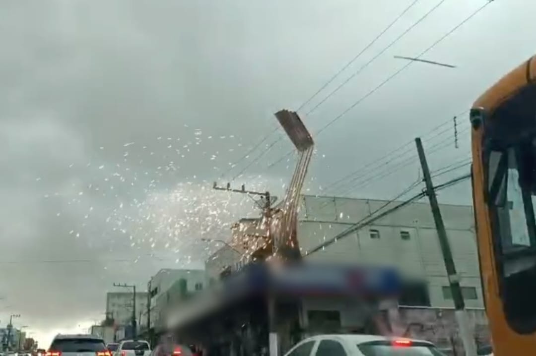 Folha de zinco causou curto-circuito na rede elétrica - Foto Reprodução Redes Sociais