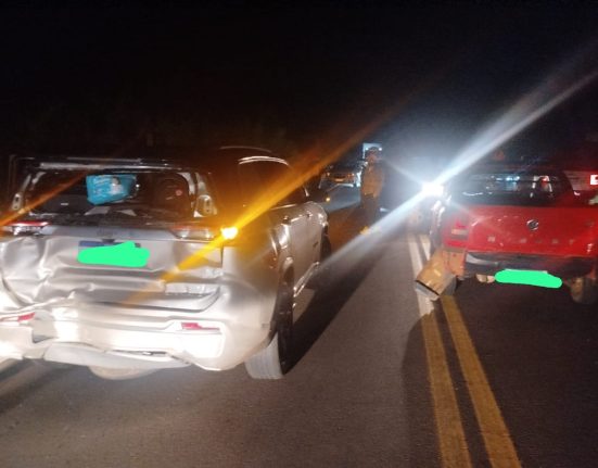 Engavetamento foi registrado na noite desta sexta-feira - Fotos Corpo de Bombeiros