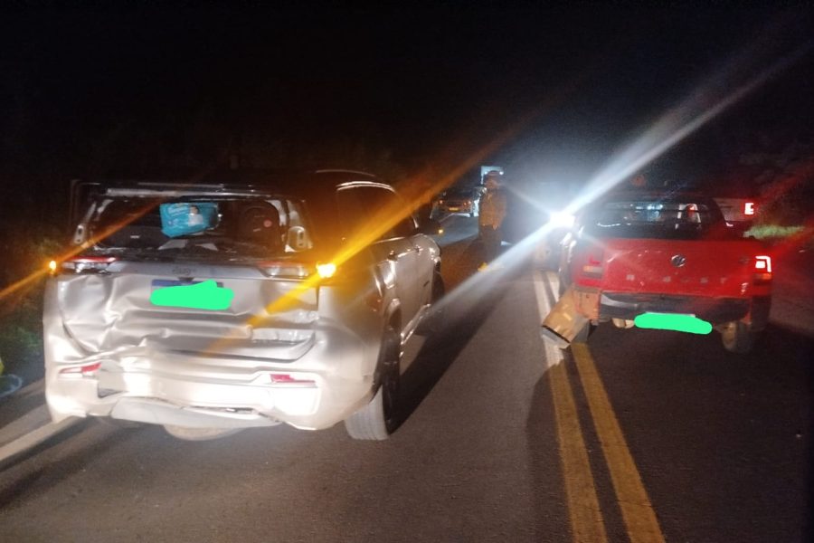 Engavetamento foi registrado na noite desta sexta-feira - Fotos Corpo de Bombeiros